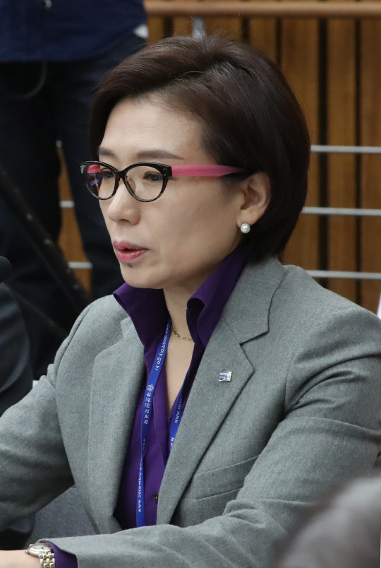 여명숙 게임물관리위원회 위원장이 7일 오전 국회에서 열린 최순실 국정농단 의혹 진상규명을 위한 국정조사 특위 2차 청문회에서 의원질의에 답변하고 있다. 사진=연합뉴스